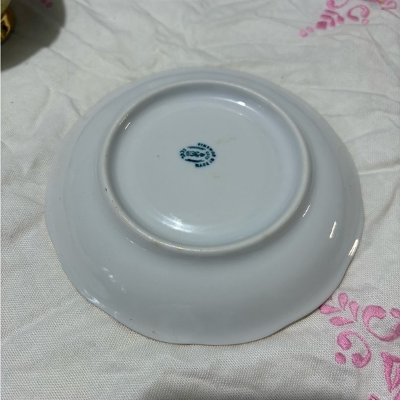 Vintage Gold and White Teacup and Saucer Set with Luxurious Design - Picture 6 of 10